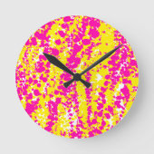 Rosa und gelbe Spattermuster Runde Wanduhr (Vorderseite)