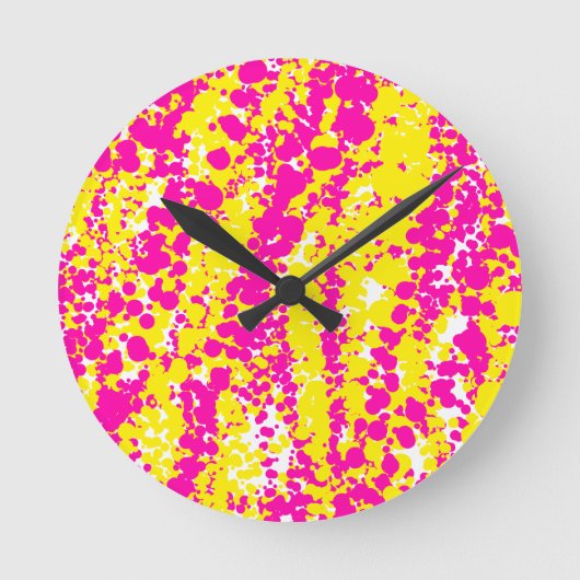 Rosa und gelbe Spattermuster Runde Wanduhr (Vorderseite)