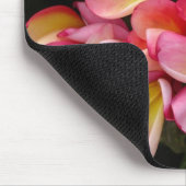 Rosa und gelbe tropische Plumeria-Blume Mousepad (Ecke)