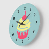 Rosa und gelber Cupcake oben mit Kirsche Große Wanduhr (Winkel)