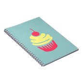 Rosa und gelber Kuchen oben mit Kirsche Notizblock (Rechte Seite)