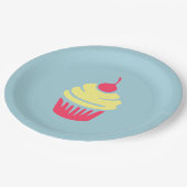 Rosa und gelber Kuchen oben mit Kirsche Pappteller (Schrägansicht)