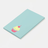 Rosa und gelber Kuchen oben mit Kirsche Post-it Klebezettel (angewinkelt)