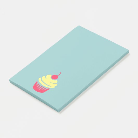 Rosa und gelber Kuchen oben mit Kirsche Post-it Klebezettel (angewinkelt)