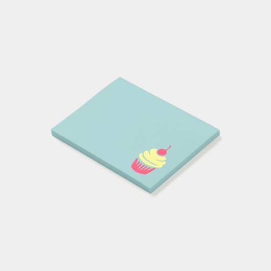 Rosa und gelber Kuchen oben mit Kirsche Post-it Klebezettel (angewinkelt)