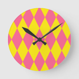 Rosa und gelbes Harlekin-Karomuster Runde Wanduhr