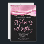 Rosa und Gold Agate Black Bold 60. Geburtstag Einladung<br><div class="desc">Ein modernes,  glamouröses handgeschriebenes Skript,  das zum 60. Geburtstag einlädt. Sie können diese Einladung für eine weitere Meilenstein Geburtstagsfeier anpassen. Das Gerät ist mit einem goldenen Glitzer und rosa agate Grafik-Image ausgestattet,  das wie ein Foto gedruckt wird. Die Hintergrund- und Schriftart-Farben sind anpassbar.</div>