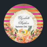 Rosa und goldene Metallic Streifen mit Floralhochz Magnet<br><div class="desc">Ein extravaganter Magnet für Ihre Hochzeit mit einem eleganten Muster aus rosa,  orangefarbenen und vergoldeten horizontalen Streifen aus Imitat. Obergeschichtet ist ein Rahmen mit einem goldfarbenen Zierrahmen mit einem weißen Zentrum. Rosa und orangefarbene Blume schmücken den Boden.</div>