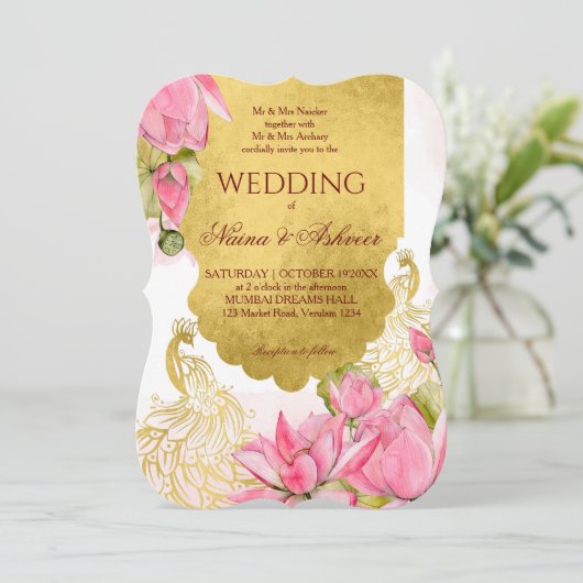 Rosa und goldener Pfauenlotus Indische Hochzeit Einladung (Stehend Vorderseite)