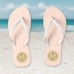 Rosa und goldfarbene Monogramme mit kleinen Punkte Badesandalen<br><div class="desc">Maßgeschneiderte gedreht Flop Sandalen mit einem niedlichen gürtelförmigen Polka-Punktmuster und einem eigenen Monogramm oder einem anderen Text in einem Kreisrahmen. Klicken Sie auf Anpassen,  um Schriftart und Farben zu ändern oder eigene Bilder hinzuzufügen,  um ein einzigartiges Design zu erstellen!</div>