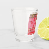 rosa und goldfarbener Hintergrund mit roter Farbe Schnapsglas (Links)