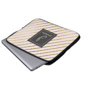 Rosa und goldfarbener Streifen Elegantes Monogramm Laptopschutzhülle (Vorne Knopf)