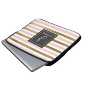 Rosa und goldfarbener Streifen Elegantes Monogramm Laptopschutzhülle (Vorne Knopf)
