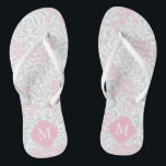 Rosa und graue Floral Damask Mit Monogramm Badesandalen<br><div class="desc">Schönes und elegantes florales Damast-Muster und Quatrefolien-Monogramm.</div>