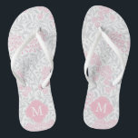 Rosa und graue Floral Damask Mit Monogramm Badesandalen<br><div class="desc">Schönes und elegantes florales Damast-Muster und Quatrefolien-Monogramm.</div>