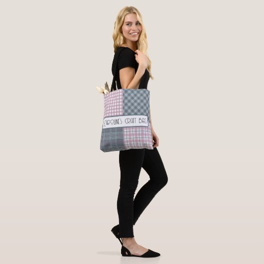 Rosa und graue karierte Patchwork personalisierte Tasche (Am Model)