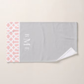 Rosa und graue Trellis Monogramm | Editierbare Far Badhandtuch Set (Handtuch)