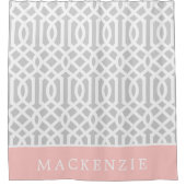 Rosa und graue Trellis Monogramm | Editierbare Far Duschvorhang (Vorderseite)