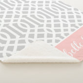 Rosa und graue Trellis Monogramm | Editierbare Far Sherpadecke (3/4)