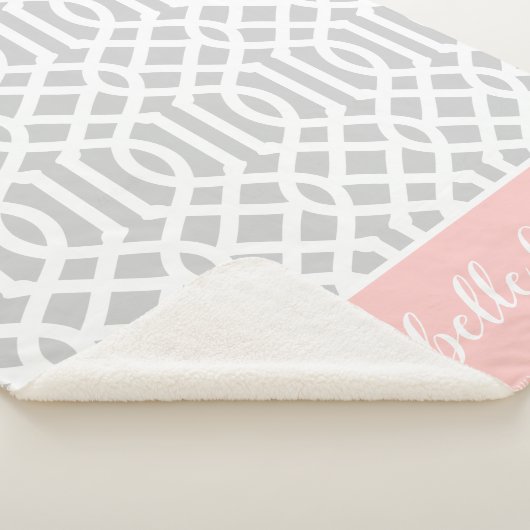 Rosa und graue Trellis Monogramm | Editierbare Far Sherpadecke (3/4)