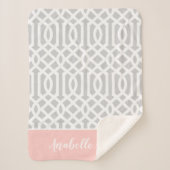 Rosa und graue Trellis Monogramm | Editierbare Far Sherpadecke (Vorderseite)
