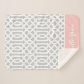 Rosa und graue Trellis Monogramm | Editierbare Far Sherpadecke (Vorderseite (Horizontal))