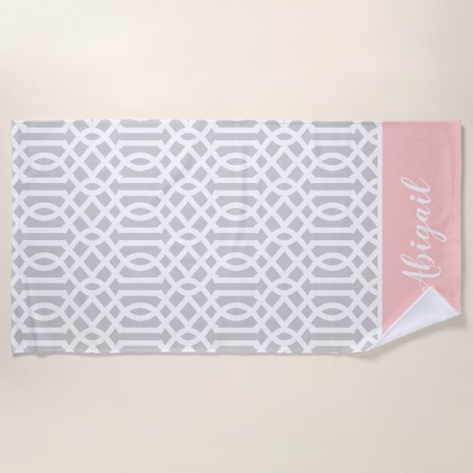 Rosa und graue Trellis Monogramm | Editierbare Far Strandtuch (Vorderseite)