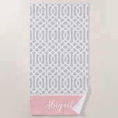 Rosa und graue Trellis Monogramm | Editierbare Far Strandtuch (Vorderseite)