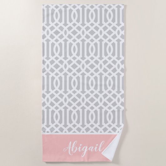 Rosa und graue Trellis Monogramm | Editierbare Far Strandtuch (Vorderseite)