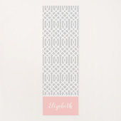 Rosa und graue Trellis Monogramm | Editierbare Far Yogamatte (Vorderseite)