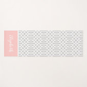Rosa und graue Trellis Monogramm | Editierbare Far Yogamatte (Vorderseite (Horizontal))