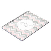Rosa und grauer Zickzack-Zickzack Monogramm Notizblock (Linke Seite)