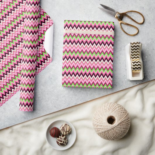 Rosa und grüne Chevron-Zickzack-Muster im Prepper- Geschenkpapier (Kunsthandwerk)