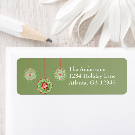 Rosa und grüne Ornamente auf Weihnachten Grün (Insitu)