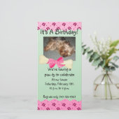 Rosa und grüne Paw Print Birthday Einladung (Stehend Vorderseite)