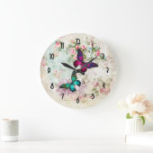 Rosa und grüne Schmetterlinge auf schäbigen Große Wanduhr (Zuhause)