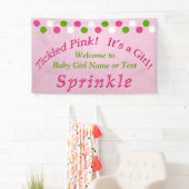 Rosa und grünes Baby besprühen Fahne mit Ihrem Banner (Insitu)