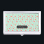 Rosa und grünes Flamingo-Muster | addieren Ihren Visitenkarten Etui<br><div class="desc">Dieses ist ein Zeichnen eines Flamingovogels,  der in ein Muster gemacht wurde. Der Hintergrund ist eine hübsche tadellose Farbe.  Es gibt einen Rahmen im Entwurf,  in dem Sie Ihren Namen drucken lassen können.</div>