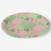 Rosa und grünes Patchwork-Quilt-Muster Pappteller (Schrägansicht)