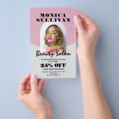 Rosa und hellgraues minimalistisches Schönheitssal Flyer (Handgriff)