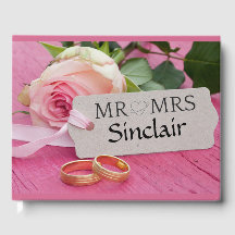 Rosa und Hochzeitsringe