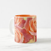 Rosa und korallenrote Rosen Zweifarbige Tasse (Vorderseite Links)