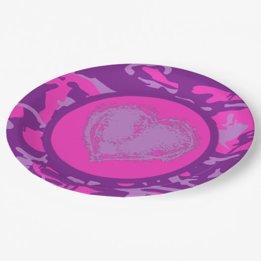 Rosa und lila Camouflage mit Herzen Pappteller (Schrägansicht)