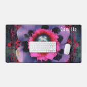 Rosa und Lila Goth Blume. Bearbeitbarer Name Schreibtischunterlage (Tastatur & Maus)