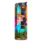 Rosa und Lila Graffiti Kunst | Ausgesetztes Gebäud Thermosbecher (Nach links gedreht)