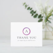 Rosa und lila Monogramm Moderne Geschäft Dankeschö Postkarte (Stehend Vorderseite)