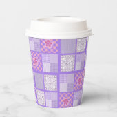 rosa und Lila Patchwork-Design Pappbecher (Rückseite)