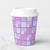 rosa und Lila Patchwork-Design Pappbecher (Vorderseite)