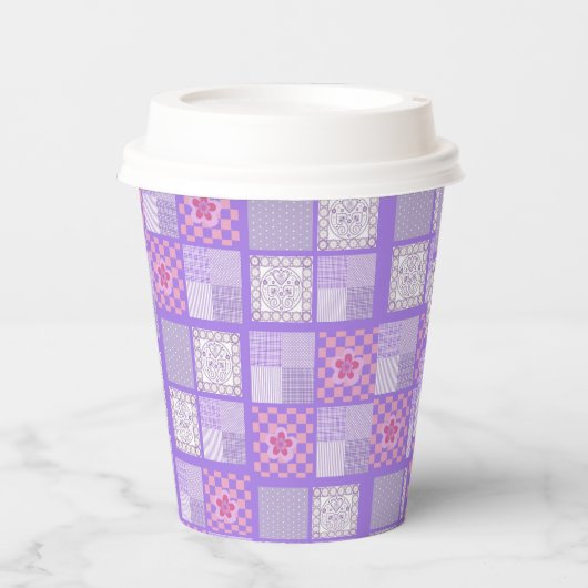 rosa und Lila Patchwork-Design Pappbecher (Vorderseite)