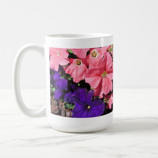 Rosa und Lila Petunias Kaffeetasse (Links)